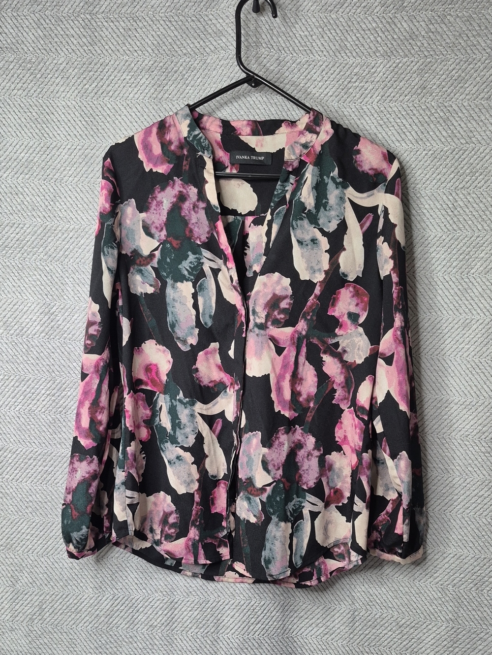 EUC Ivanka Trump Women's Watercolor Floral Iris V-Neck Button Down Blouse L